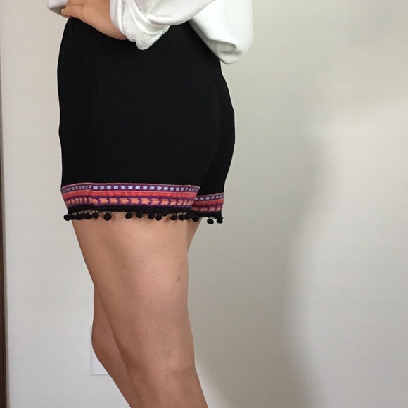 Black shorts with colored edges - Picture 5 of 5